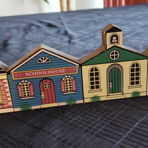 Shop Village Buildings/Shelf Sitters or Hanger. - Picture 5 of 8